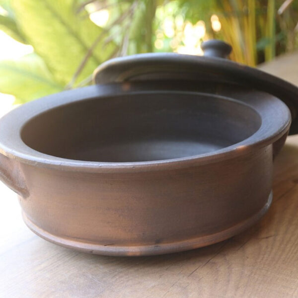 clay cooking pot with lid